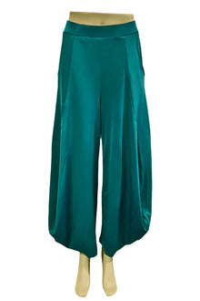 Teal wide-leg pants on a mannequin against a white background